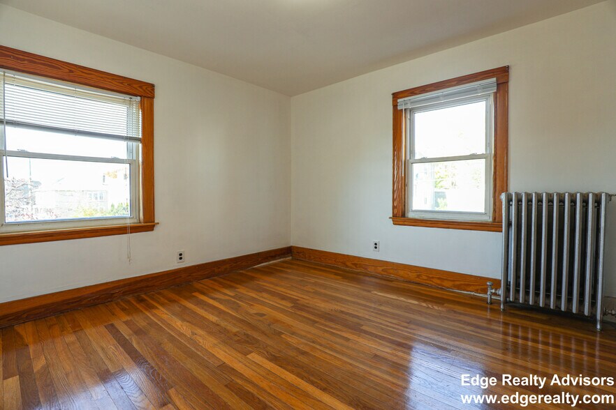 Building Photo - 27 South Crescent Circuit