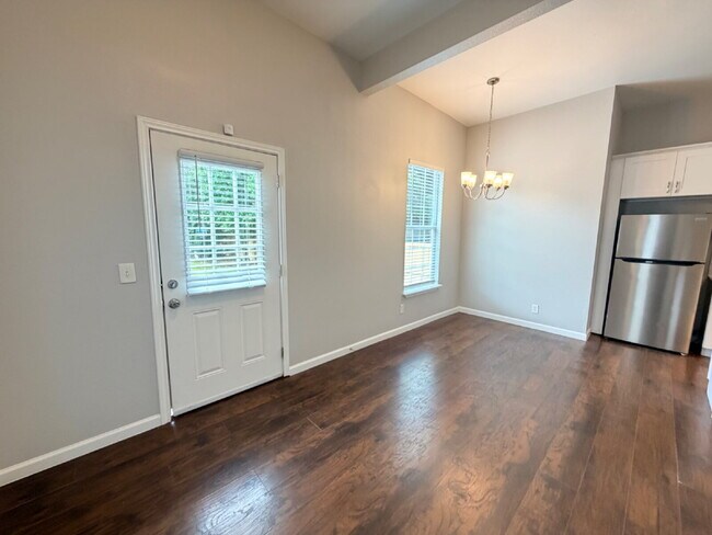 Building Photo - 3 bedroom and 2 bathrooms has newly renovated modern home in Southtown unit ready to move in! Mov...