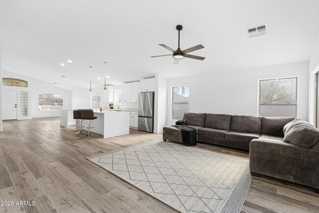 Building Photo - 4 N 163rd Ln