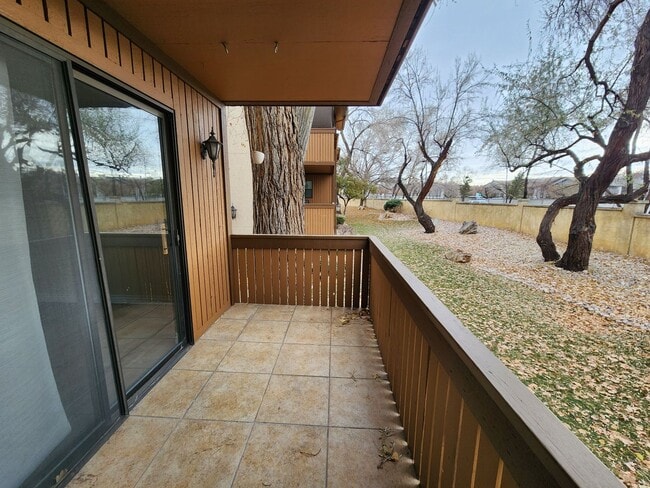 Building Photo - This one made the nice list! 2 bd. STUNNER! Hot Tub! Pet ok!