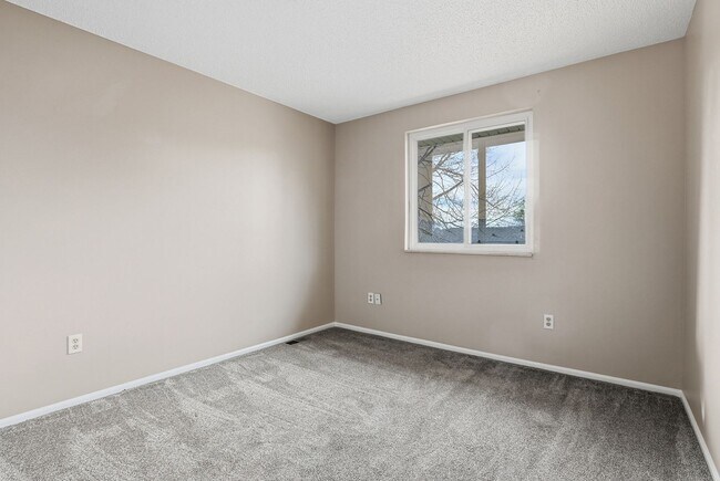 Building Photo - 5 bedroom, 3 bath home in desirable Arvada neighborhood.