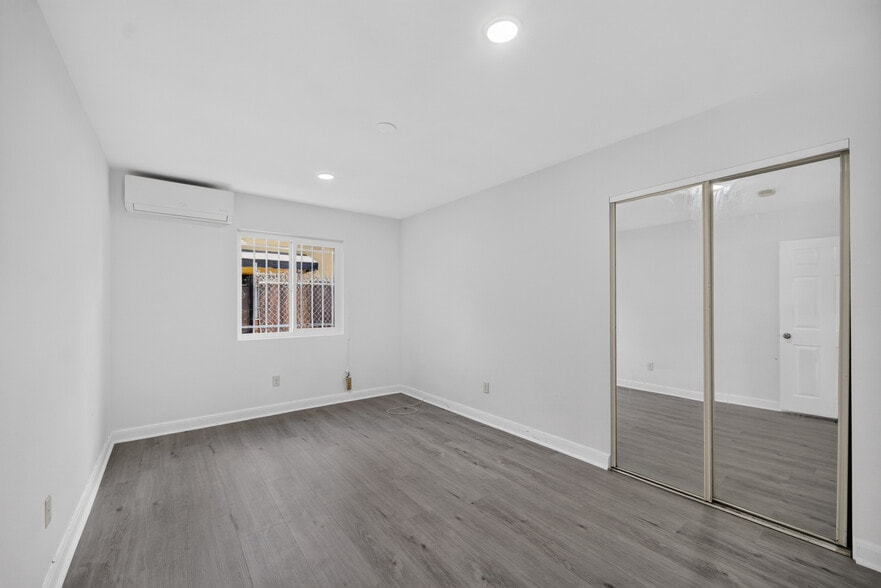 Building Photo - 9817 Holmes Ave