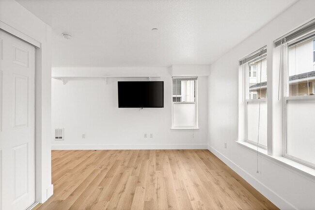 Building Photo - Cozy Studio Apartment in SE Portland w/ Laundry