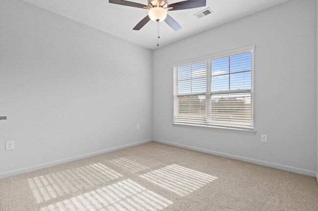 Building Photo - The Groves at 421 *Move In Special*