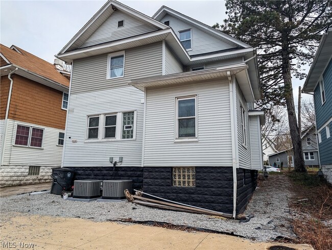 Building Photo - 1268 Pondview Ave