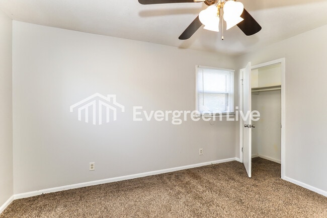 Building Photo - 1404 Larchmont Dr