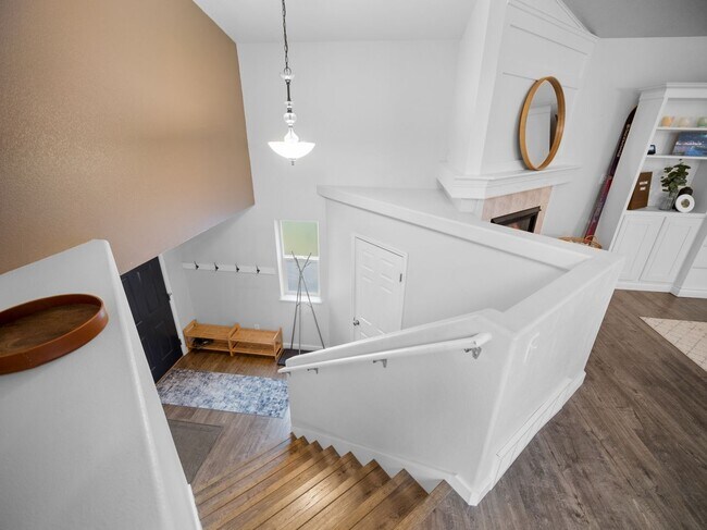 Building Photo - Bright & Comfortable 3 Bedroom Home (Furnished)