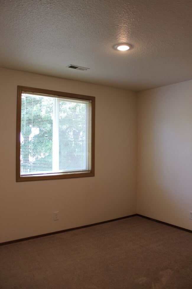 Building Photo - Four bedroom, two bath family home on quie...