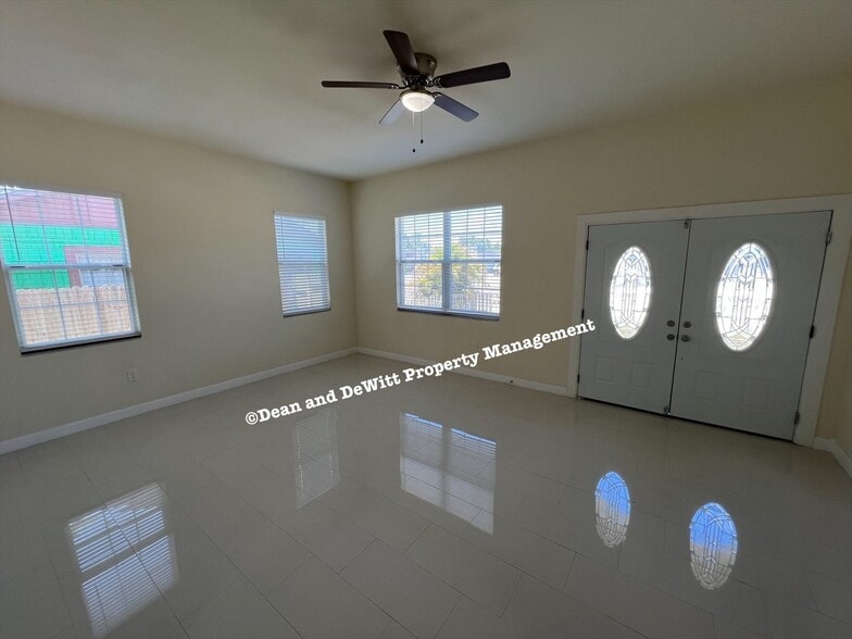 Building Photo - 4 Bed/2 Bath