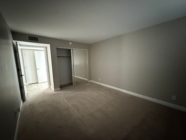 Building Photo - Modern Vintage in Old Town