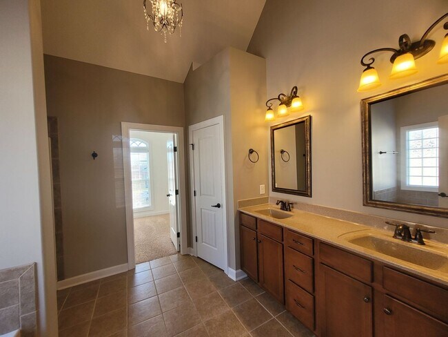 Building Photo - - Majestic 3 Bedroom 2.5 Bath + Bonus Room...
