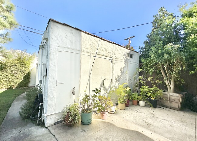 Building Photo - Gorgeous and Renovated Private Studio W/ Y...