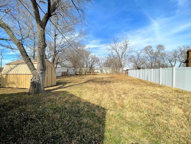 Building Photo - 1 bedroom house with fenced in yard