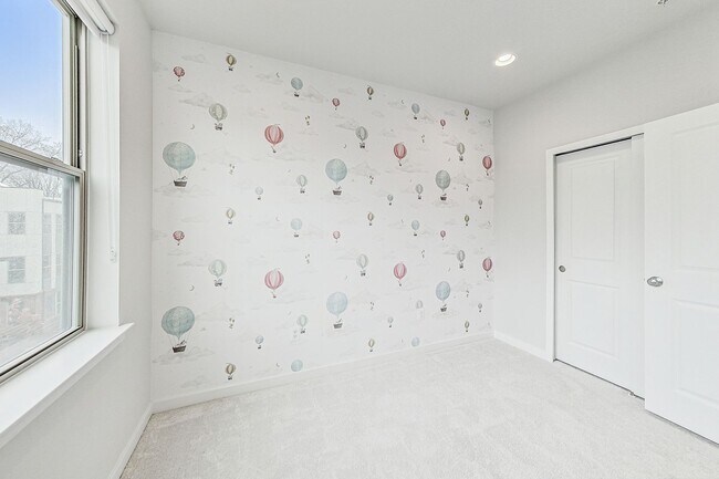 Building Photo - Contemporary 4 bedroom, 3.5 bath Open Concept Townhome!