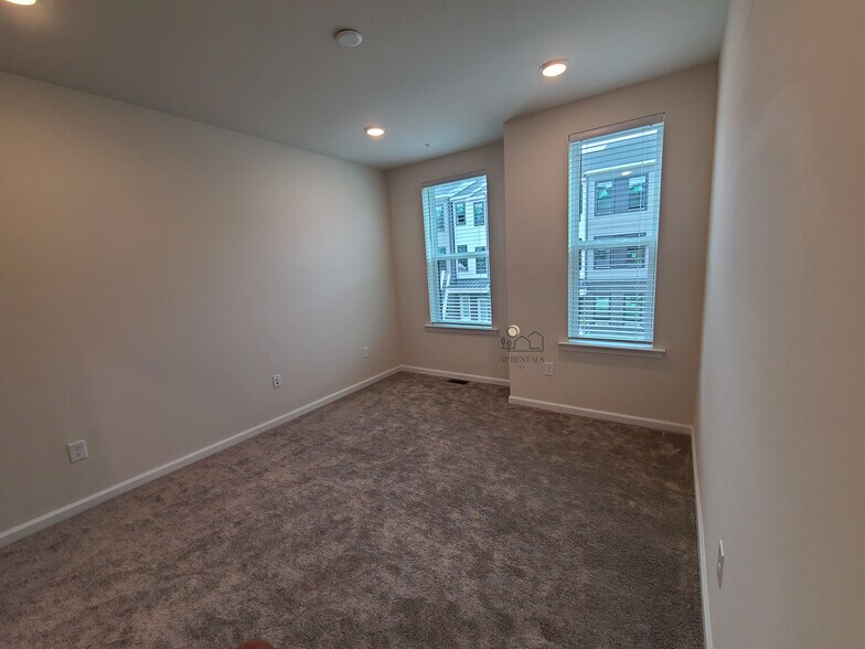 Building Photo - 622 Sadie Cir