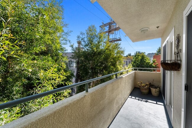 Building Photo - Charming 2-Bedroom, 3-Bathroom Home for Rent