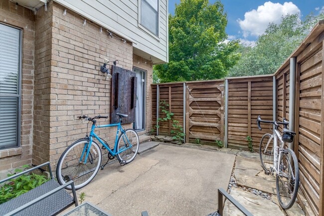 Building Photo - Oaklawn Lemmon Gem