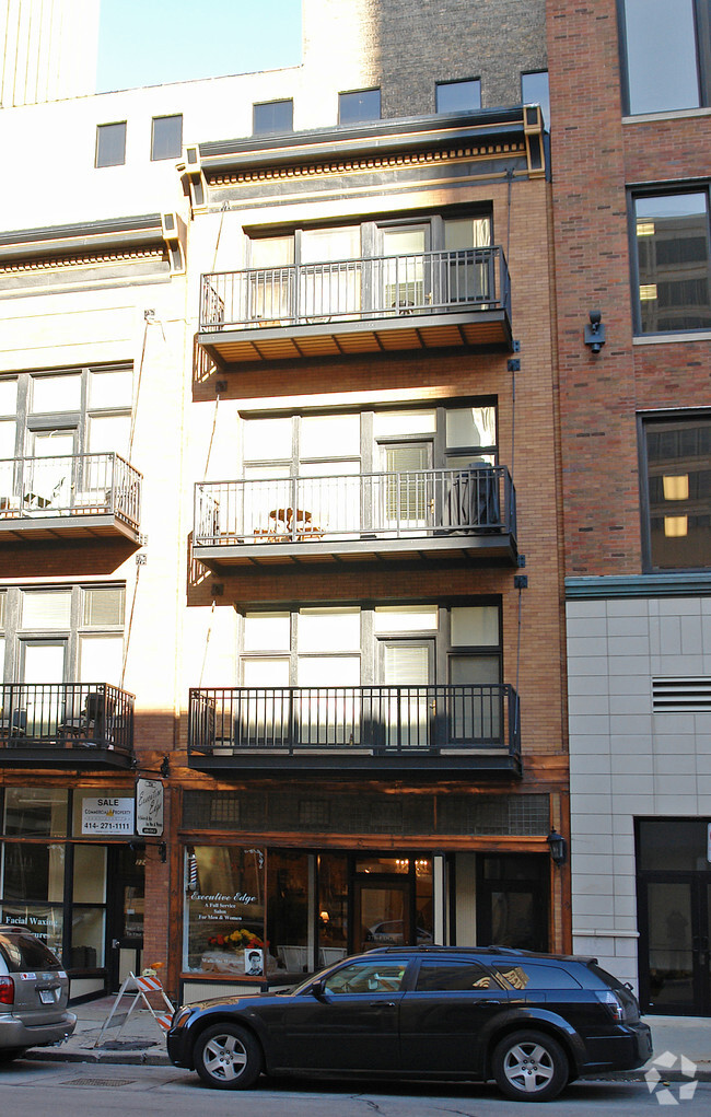 Building Photo - 224-226 E Mason St