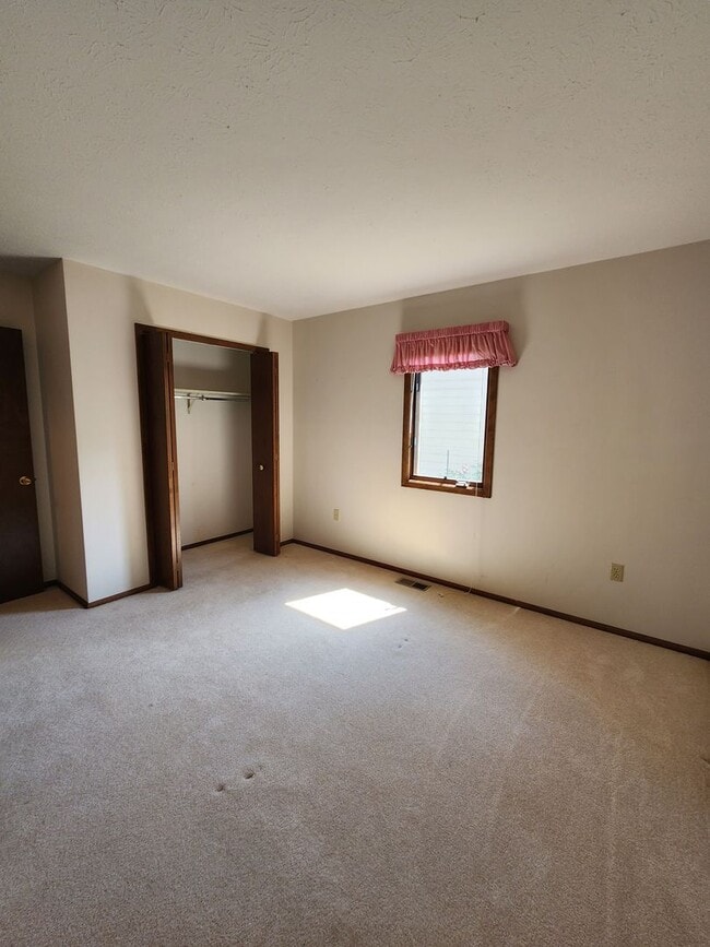 Building Photo - Spacious 3 Bedroom 3 Bathroom Home For Ren...