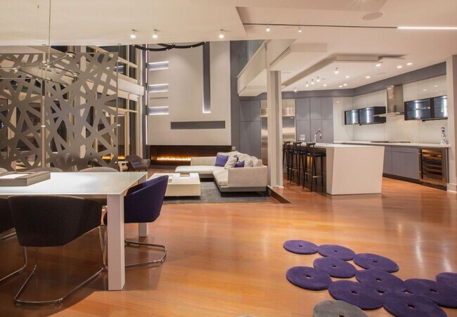 Building Photo - Stunning Views from this Spectacular and Stylish Penthouse in heart of Adams Morgan with PARKING.