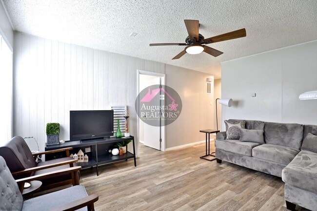 Building Photo - 3 Bedroom With Fresh Updates!