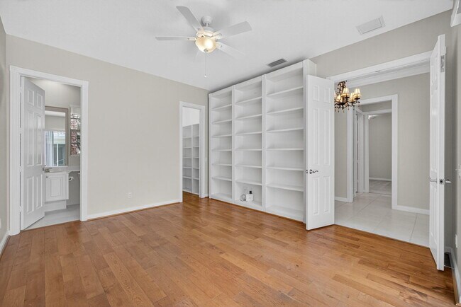 Building Photo - 121 Savona Dr