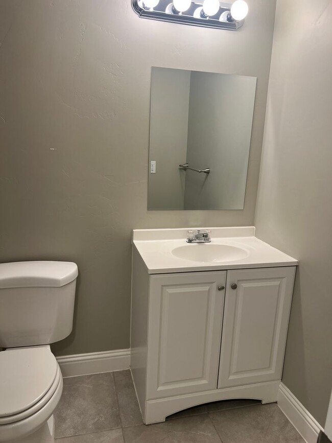 Building Photo - Newly Remodeled Townhome