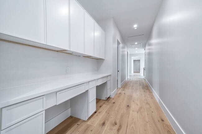Building Photo - 408 W 30th St