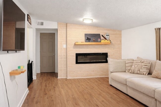 Building Photo - 506 Azalea St
