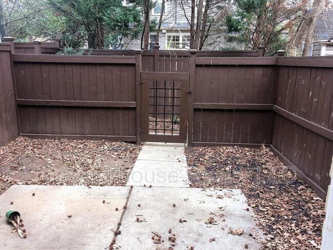 Building Photo - 3228 Barnhill Dr