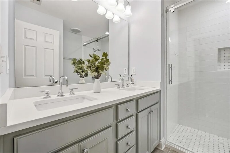 Building Photo - 3655 E Paces Walk