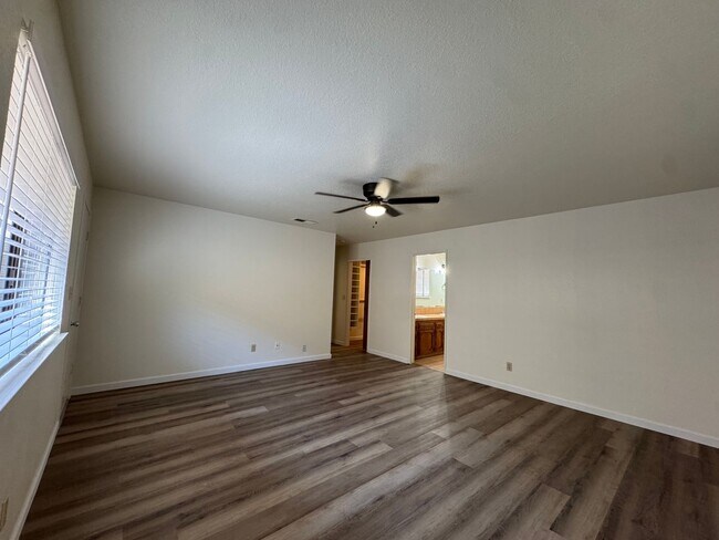 Building Photo - 657 W Escalon Ave