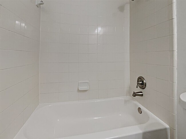 Building Photo - 2567 Riverway Dr