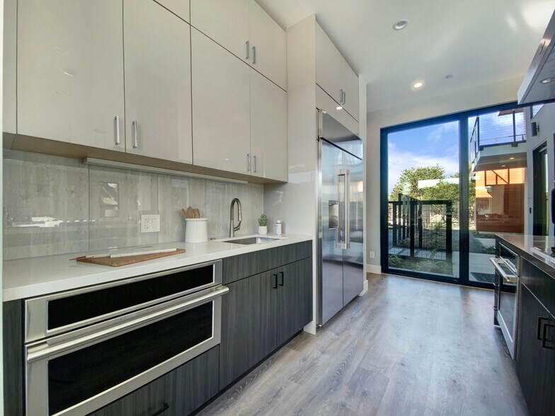 Building Photo - 10 Notre Dame Pl