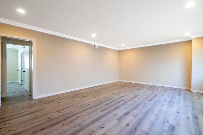 Building Photo - 5354 Lindley Ave