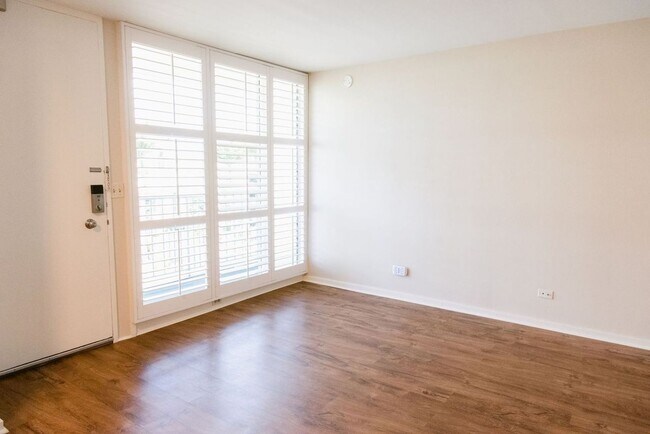 Building Photo - Great 1 Bedroom, 1 Bath with Parking * AC ...