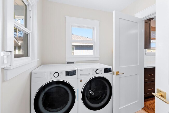 Building Photo - Charming Updated 2 bed, 2 bath Home near D...
