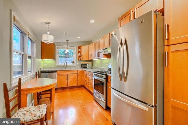 Building Photo - 1806 Bank St