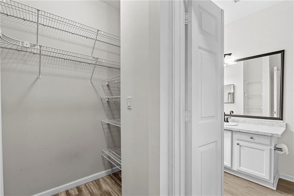 Building Photo - 5641 Roswell Rd