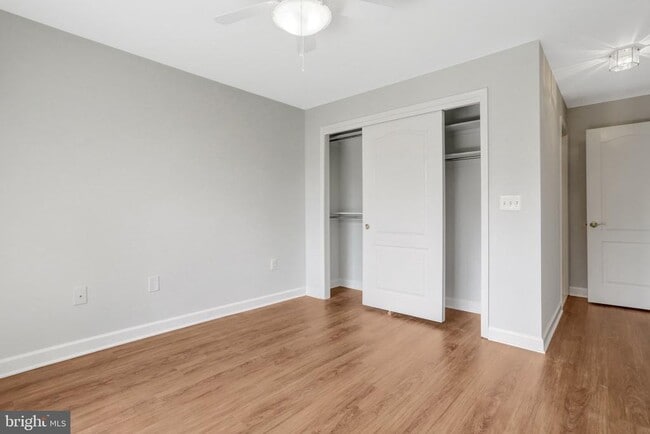 Building Photo - 6924 Fairfax Dr