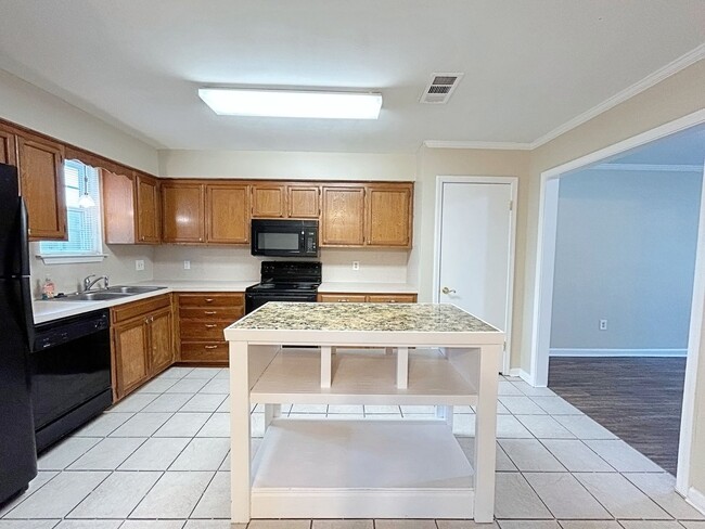 Building Photo - 3 Bedroom Townhouse off Jefferson Hwy near...