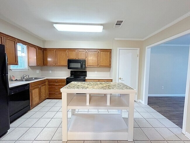 Building Photo - Prime 3 Bed, 2.5 Bath with Fireplace & Fenced Patio!