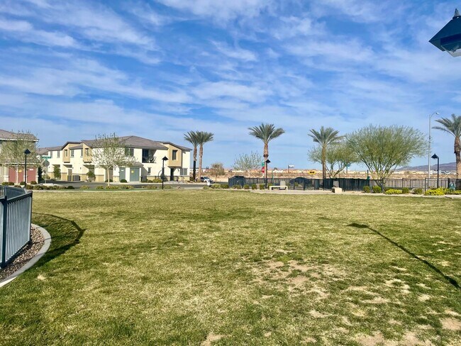 Building Photo - 3 bed 2 bath 2 car garage Townhome "On the Strip" South Las Vegas Blvd
