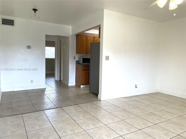 Building Photo - 2121 NE 40th Ct