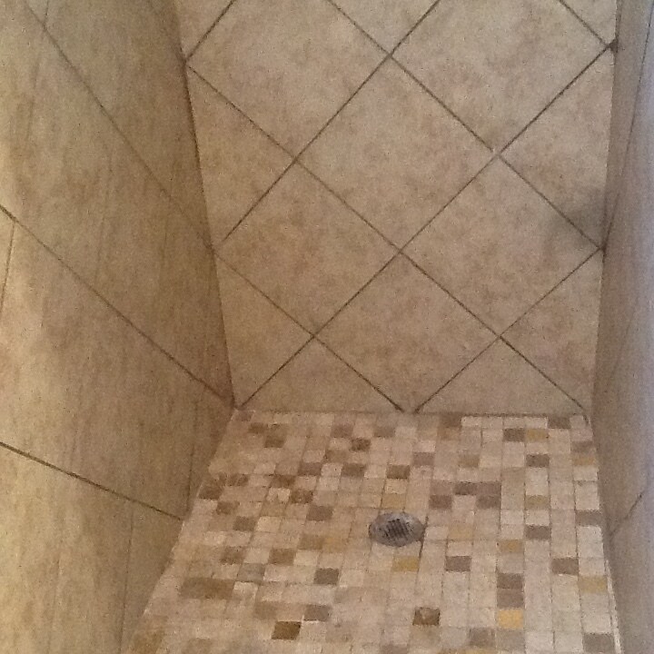 Walk in shower. - 429 W 2nd St