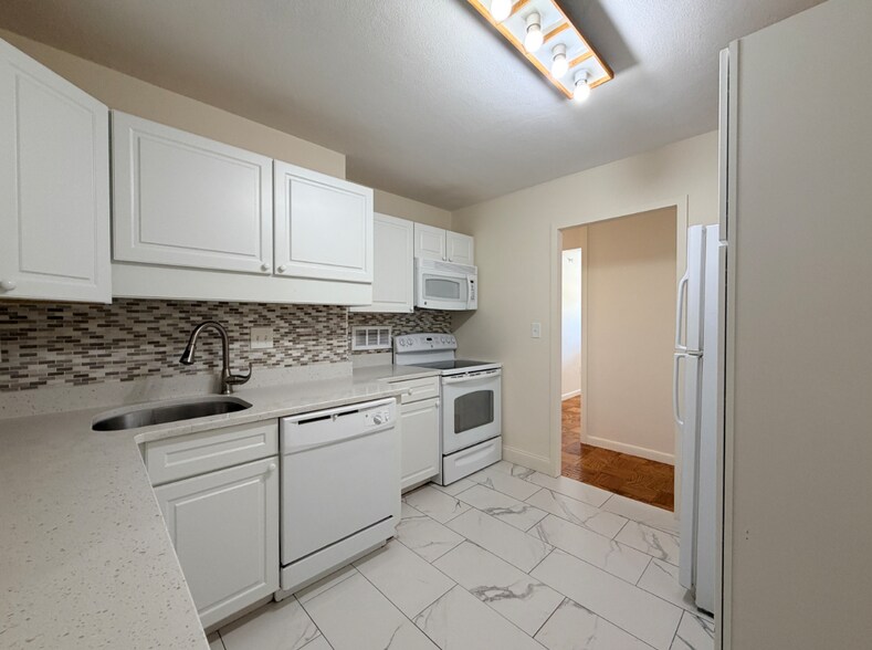Building Photo - 16 Monmouth Ct