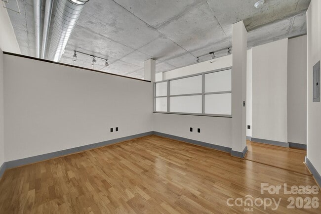 Building Photo - 505 E 6th St