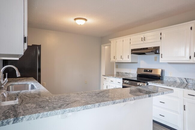 Building Photo - 400 Midland Dr