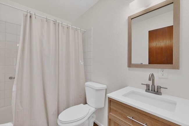 Building Photo - Close in West Side 2 bedroom 1.75/ba 1/cg