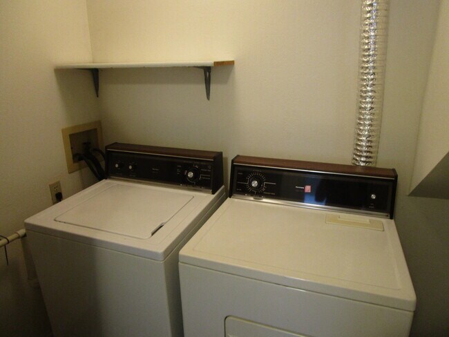 Building Photo - 2406 Calder Ct